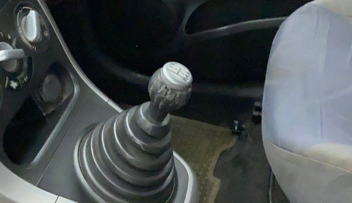 2011 Maruti Ritz VXI, Petrol, Manual, 37,300 km, Gear lever - Knob has minor damage