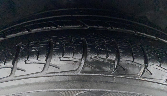 2015 Hyundai Verna FLUIDIC 1.6 VTVT S, Petrol, Manual, 32,248 km, Right Front Tyre Tread