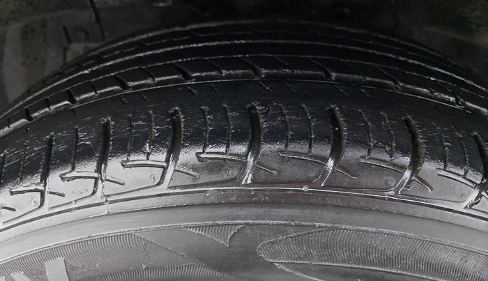 2016 Maruti Ciaz VXI PLUS, Petrol, Manual, 48,439 km, Left Front Tyre Tread