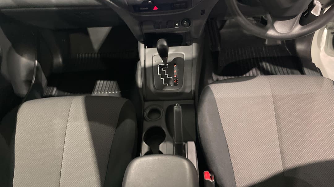 2023 Mitsubishi Triton Glx (4x2), Automatic, 4780 km, Center Console