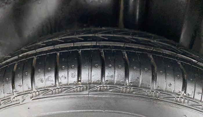2012 Maruti Swift Dzire ZXI, CNG, Manual, 99,641 km, Left Rear Tyre Tread