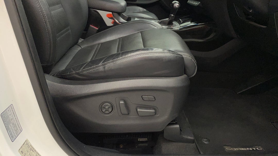 2016 Kia Sorento Platinum (4x4), Automatic, 115741 km, Drivers Side Adjustment Panel