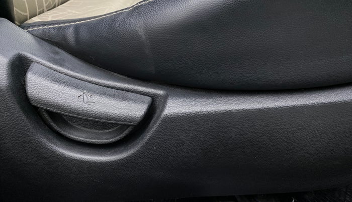 2017 Hyundai Grand i10 SPORTZ (O) 1.2 AT VTVT, Petrol, Automatic, 78,100 km, Driver Side Adjustment Panel