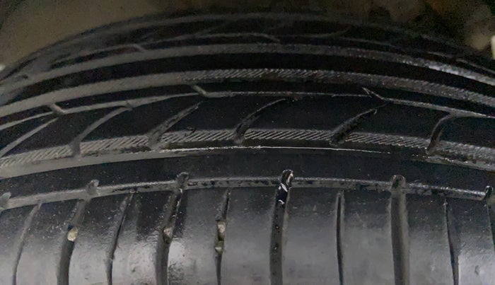 2015 Maruti Swift VXI D, Petrol, Manual, 53,522 km, Right Front Tyre Tread