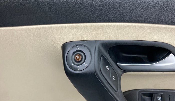 2021 Volkswagen Vento HIGHLINE PETROL AT, Petrol, Automatic, 55,310 km, Left rear-view mirror - ORVM switch has minor damage