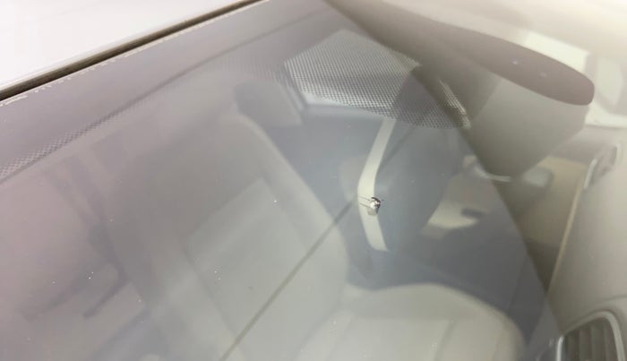 2017 Volkswagen Vento HIGHLINE PETROL AT, Petrol, Automatic, 76,969 km, Front windshield - Minor spot on windshield