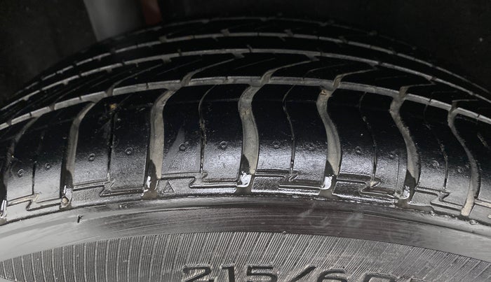 2016 Maruti Vitara Brezza ZDI PLUS DUAL TONE, Diesel, Manual, 1,50,395 km, Right Rear Tyre Tread