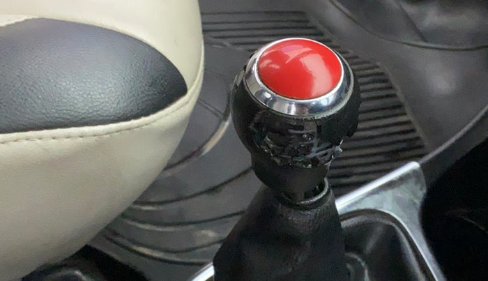 2011 Toyota Etios VX, Petrol, Manual, 57,812 km, Gear lever - Knob has minor damage