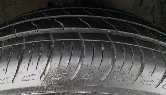 2017 Maruti Ertiga ZDI SHVS, Diesel, Manual, 54,004 km, Right Front Tyre Tread