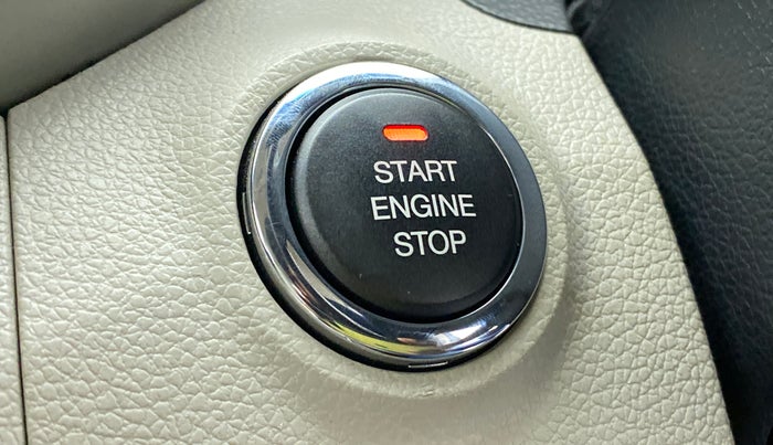 2019 Mahindra XUV300 W8(O), Diesel, Manual, 30,612 km, Keyless Start/ Stop Button