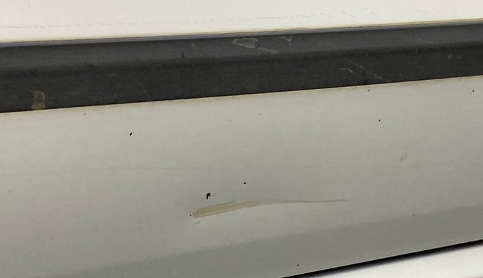 2014 Volkswagen Polo HIGHLINE DIESEL, Diesel, Manual, 1,00,761 km, Front passenger door - Slightly dented