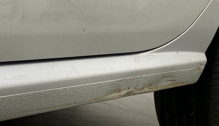 2014 Volkswagen Polo HIGHLINE DIESEL, Diesel, Manual, 1,00,761 km, Left running board - Slightly dented
