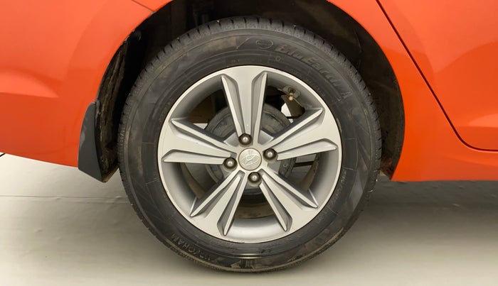 2017 Hyundai Verna 1.6 VTVT SX (O) AT, Petrol, Automatic, 71,002 km, Right Rear Wheel
