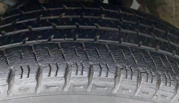 2014 Maruti Alto K10 LXI CNG, CNG, Manual, 26,230 km, Left Front Tyre Tread