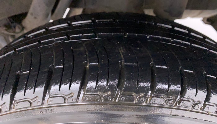 2016 Mahindra Kuv100 K4 D 6 STR, Diesel, Manual, 34,199 km, Left Rear Tyre Tread