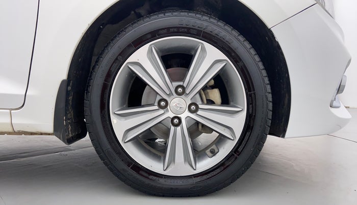 2017 Hyundai Verna 1.6 SX (O) CRDI MT, Diesel, Manual, 45,734 km, Right Front Tyre