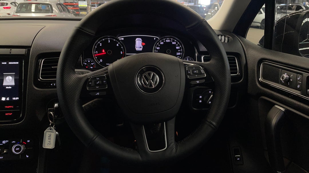2015 Volkswagen Touareg 150 Tdi Element, Automatic, 81184 km, Steering Wheel Close-up