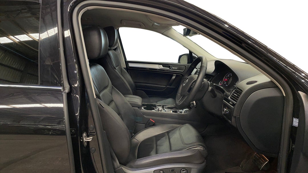 2015 Volkswagen Touareg 150 Tdi Element, Automatic, 81184 km, Right Side Front Door Cabin View