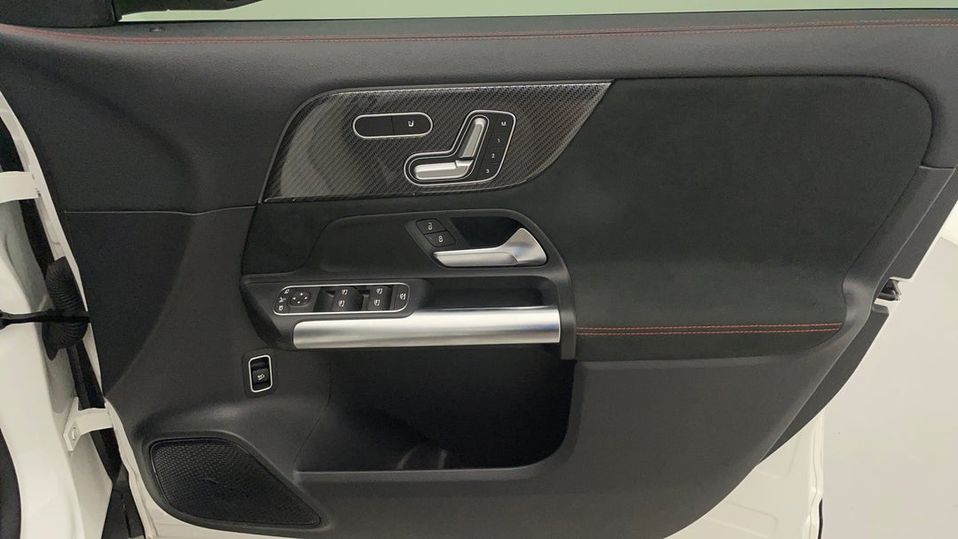 2020 Mercedes-benz GLA 200, Automatic, 25769 km, Speaker View