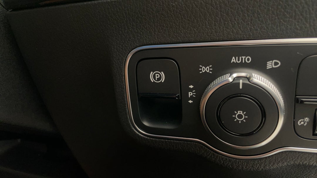 2020 Mercedes-benz GLA 200, Automatic, 25769 km, Handbrake