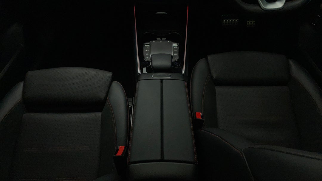 2020 Mercedes-benz GLA 200, Automatic, 25769 km, Center Console