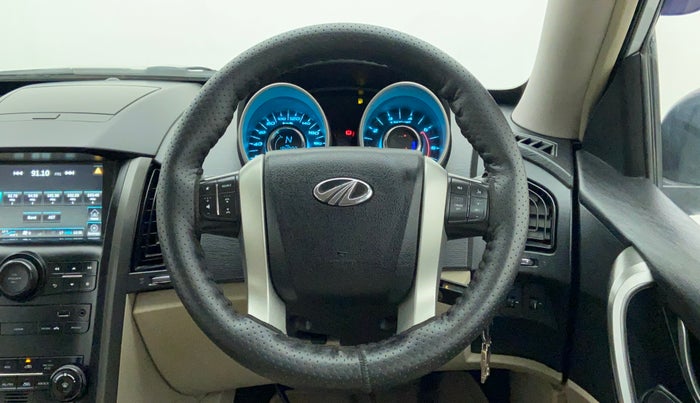 2017 Mahindra XUV500 W6 4X2, Diesel, Manual, 1,96,469 km, Steering Wheel Close Up