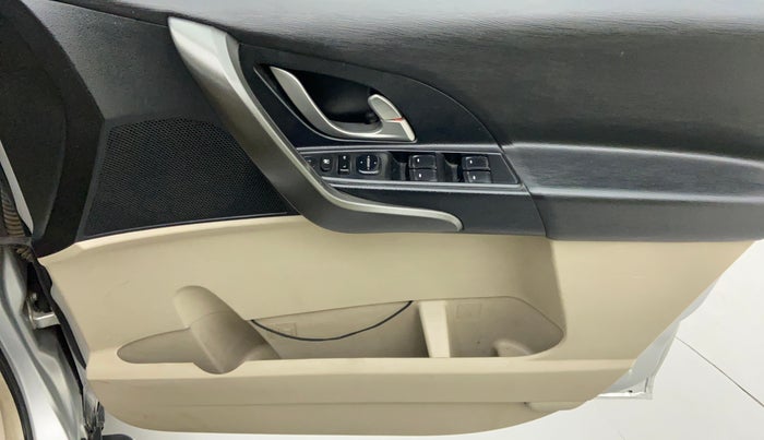 2017 Mahindra XUV500 W6 4X2, Diesel, Manual, 1,96,469 km, Driver Side Door Panels Control