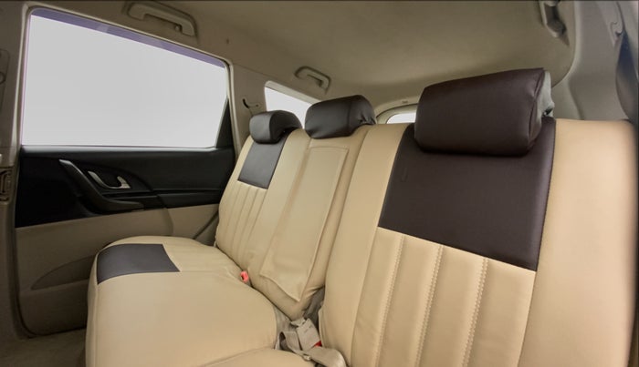 2017 Mahindra XUV500 W6 4X2, Diesel, Manual, 1,96,469 km, Right Side Rear Door Cabin