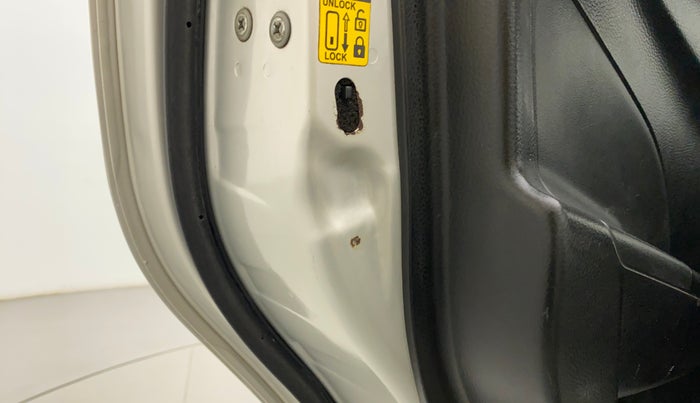 2014 Maruti Swift LXI (O), Petrol, Manual, 72,689 km, Rear left door - Slight discoloration