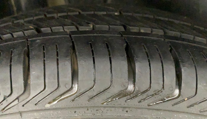 2014 Maruti Swift LXI (O), Petrol, Manual, 72,689 km, Right Rear Tyre Tread