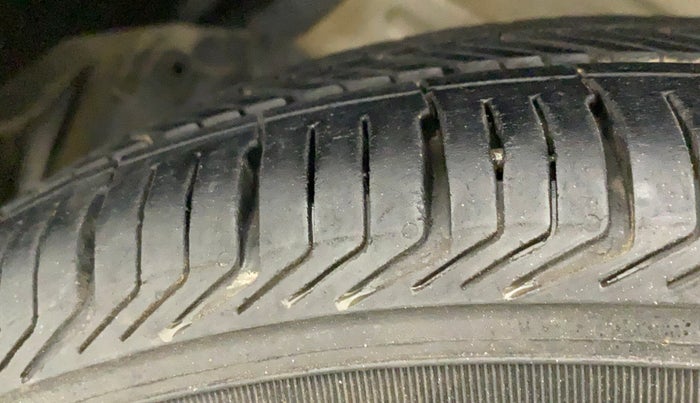 2014 Maruti Swift LXI (O), Petrol, Manual, 72,689 km, Left Front Tyre Tread