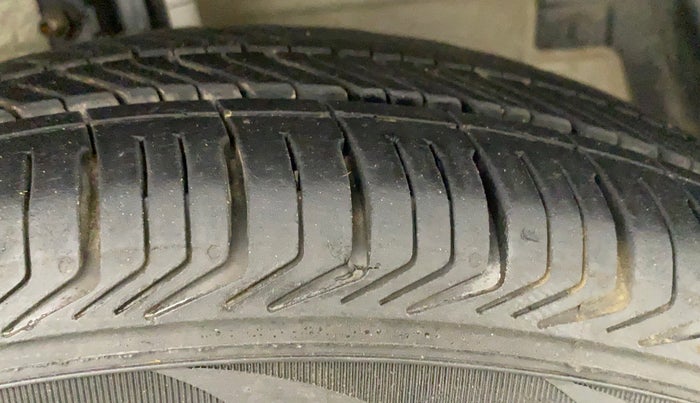 2014 Maruti Swift LXI (O), Petrol, Manual, 72,689 km, Right Front Tyre Tread