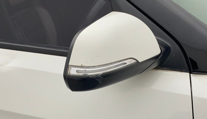 2016 Hyundai Creta SX PLUS 1.6 PETROL, Petrol, Manual, 1,06,748 km, Right rear-view mirror - Indicator light has minor damage