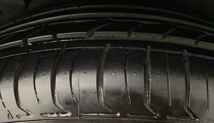 2016 Hyundai Creta SX PLUS 1.6 PETROL, Petrol, Manual, 1,06,748 km, Right Rear Tyre Tread