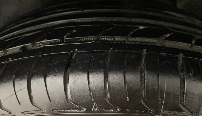 2016 Hyundai Creta SX PLUS 1.6 PETROL, Petrol, Manual, 1,06,748 km, Left Rear Tyre Tread