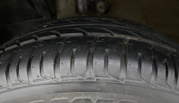 2018 Mahindra KUV 100 NXT K6+ P 6 STR, Petrol, Manual, 18,117 km, Left Front Tyre Tread