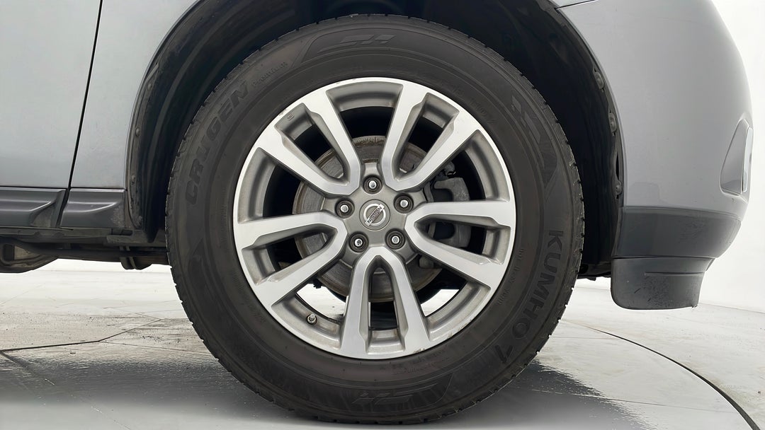 2015 Nissan Pathfinder St (4x2), Automatic, 132683 km, Right Front Wheel