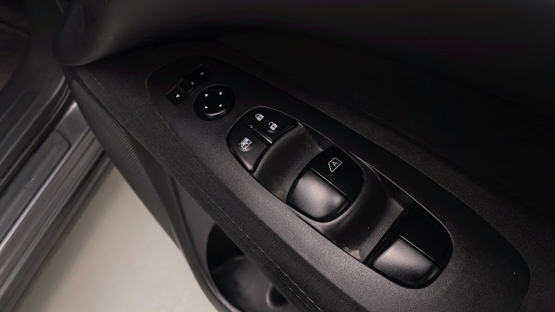 2015 Nissan Pathfinder St (4x2), Automatic, 132683 km, Drivers Side Door Panel Controls