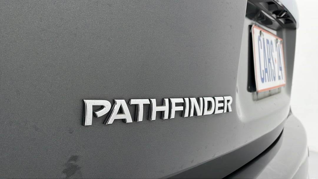 2015 Nissan Pathfinder St (4x2), Automatic, 132683 km, Badge (Boot Left Side)