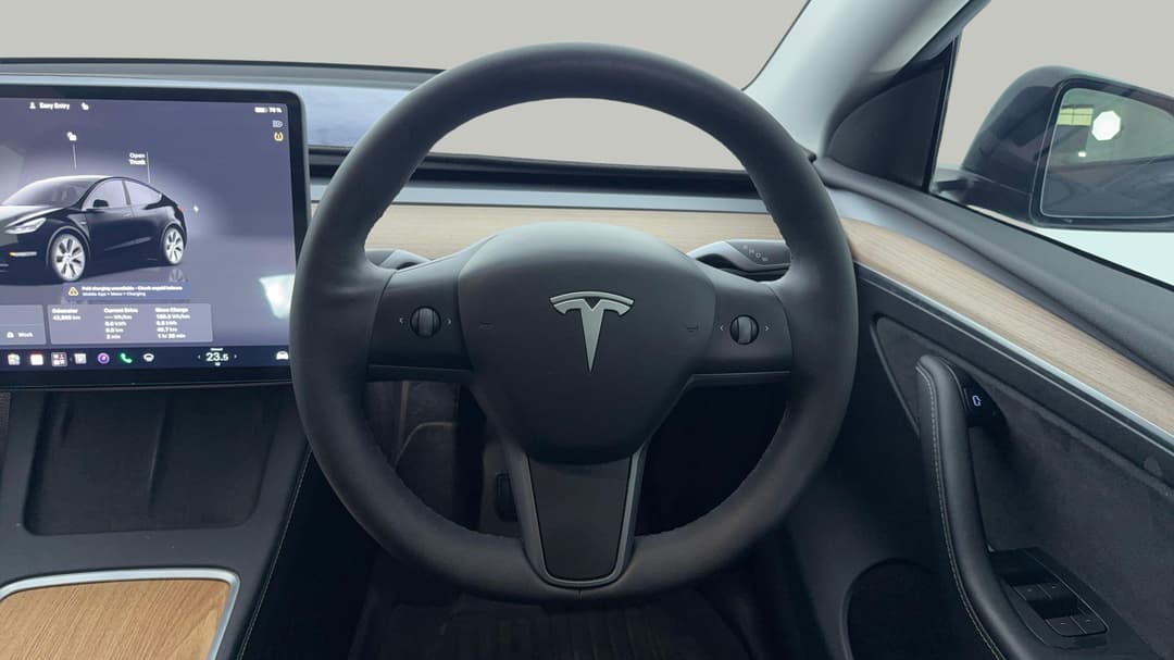 2023 Tesla Model Y Long Range, Automatic, 43869 km, Steering Wheel Close-up