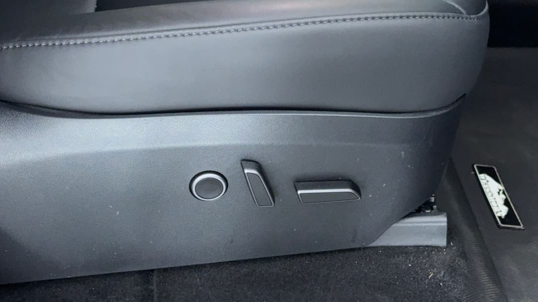 2023 Tesla Model Y Long Range, Automatic, 43869 km, Drivers Side Adjustment Panel