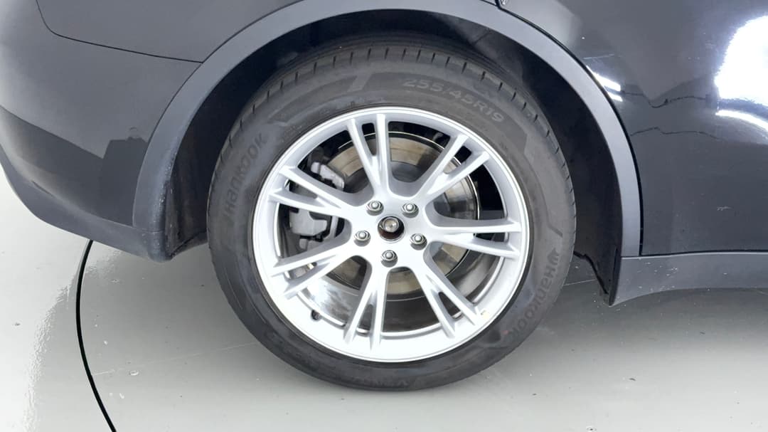 2023 Tesla Model Y Long Range, Automatic, 43869 km, Right Rear Wheel