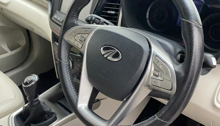 2019 Mahindra XUV300 W8(O) 1.2 PETROL DUAL TONE, Petrol, Manual, 9,646 km, Steering wheel - Phone control not functional