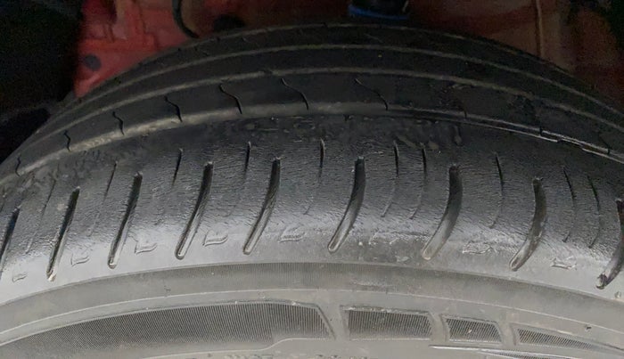2019 Mahindra XUV300 W8(O) 1.2 PETROL DUAL TONE, Petrol, Manual, 9,646 km, Left Front Tyre Tread