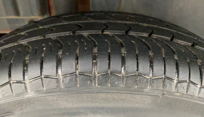 2015 Maruti Swift VXI, Petrol, Manual, 51,078 km, Right Rear Tyre Tread