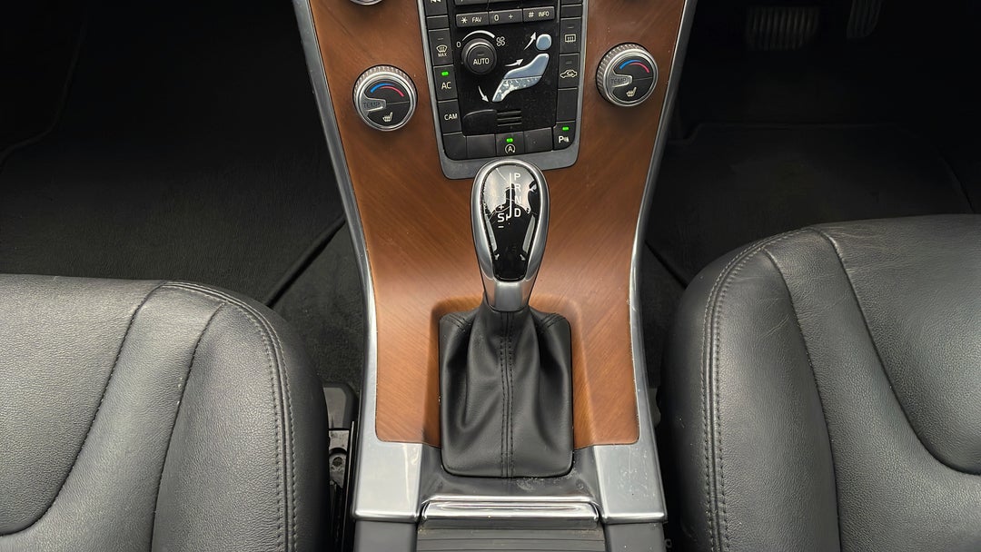 2016 Volvo XC60 D4 Luxury, Automatic, 120991 km, Gear Lever 