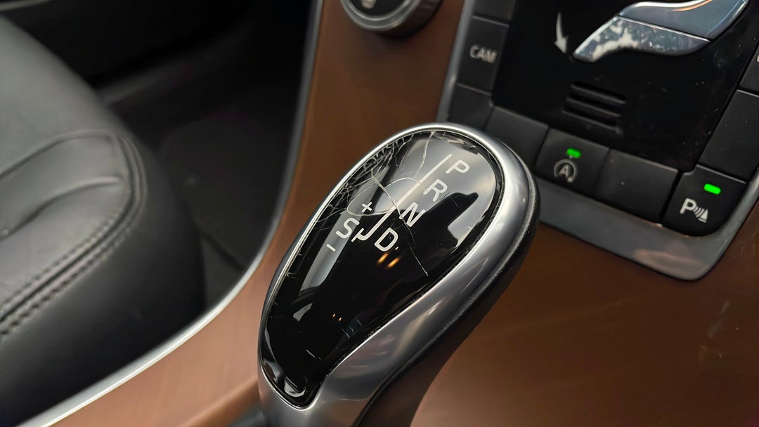 2016 Volvo XC60 D4 Luxury, Automatic, 120991 km, Gear Lever Body Wear