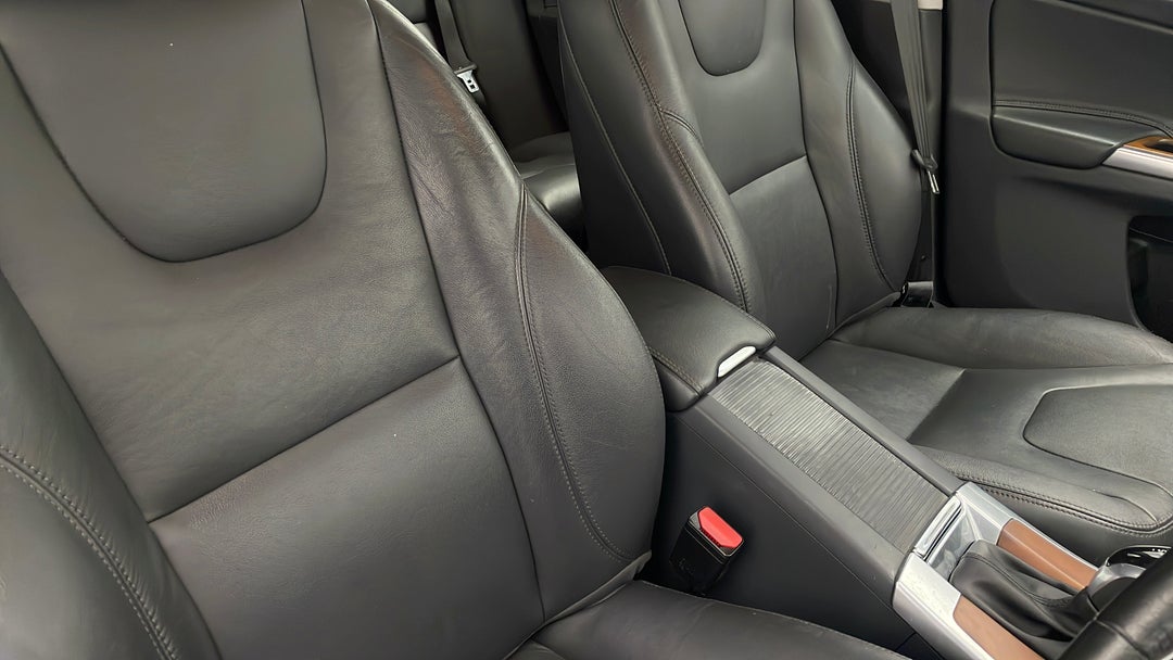 2016 Volvo XC60 D4 Luxury, Automatic, 120991 km, Right Side Front Door Cabin View