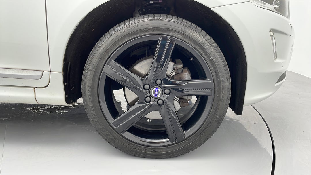 2016 Volvo XC60 D4 Luxury, Automatic, 120991 km, Right Front Wheel