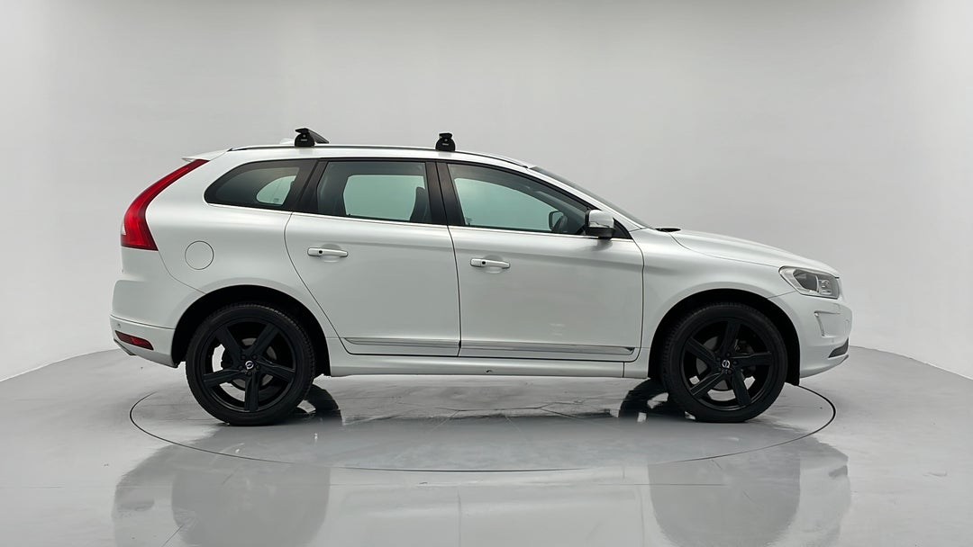2016 Volvo XC60 D4 Luxury, Automatic, 120991 km, Right Side View
